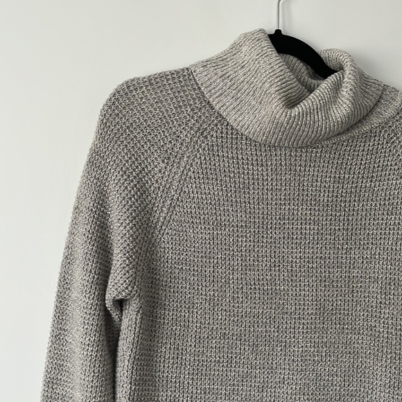Grey turtleneck sweater - Picture 2 of 3